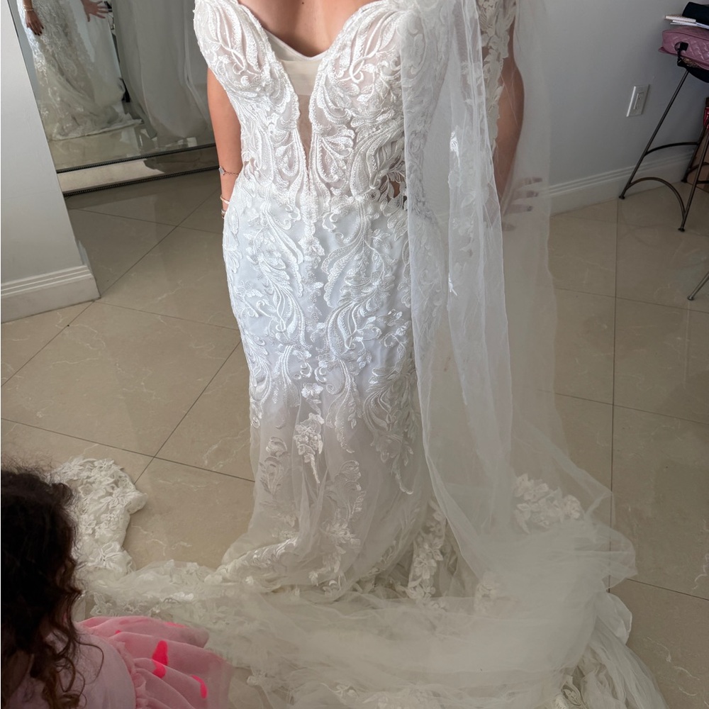 Amira Elegant White Lace Wedding Dress